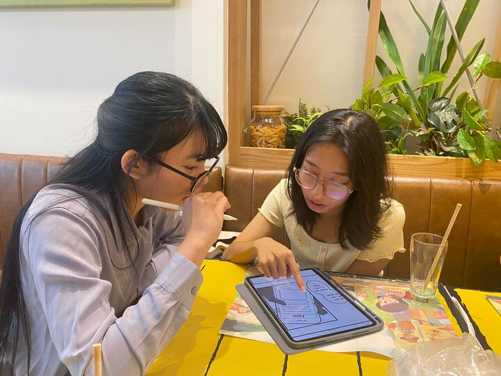 LAB404 Member - Thiri working together with an Intern from Sripatum University